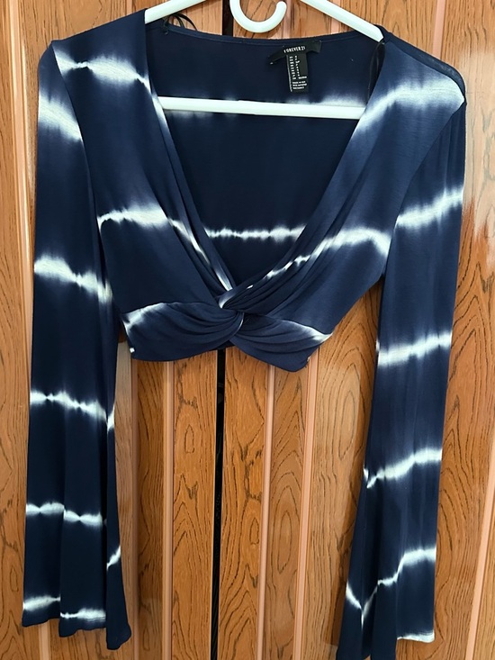 Forever 21 Tops - Forever 21 Twist Front Tie Dye Crop Top Blue Long Sleeve Boho Festival